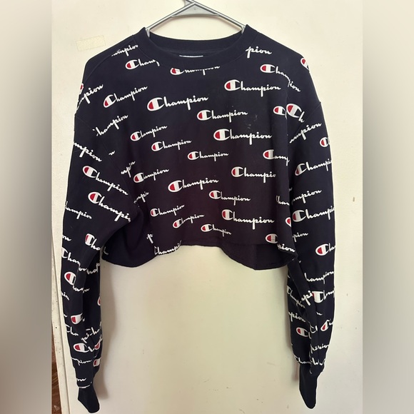 Champion cropped navy blue sweatshirt. - Picture 2 of 4